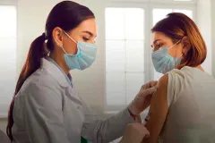 ¿Qué pasa si te vacunas contra influenza y COVID-19 el mismo día?