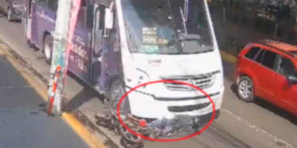 VIDEO FUERTE. Por rebasar por la derecha, motociclista queda debajo de autobús en CdMx