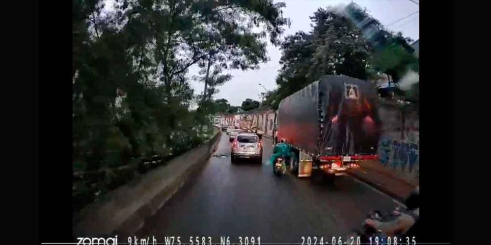 VIDEO FUERTE. Un leve error le provocó la muerte a motociclista 