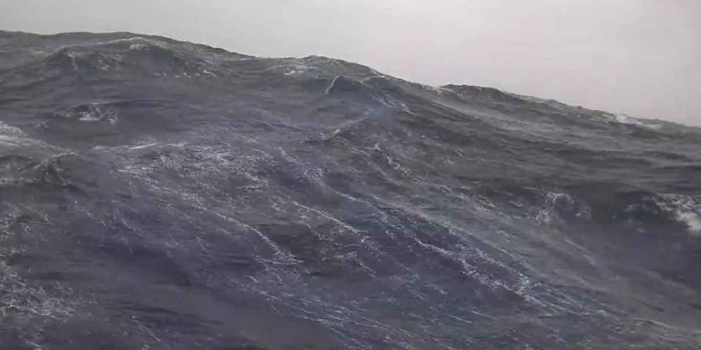 Dron capta olas de 7 METROS de altura al interior del huracán ‘Beryl’; así se ven