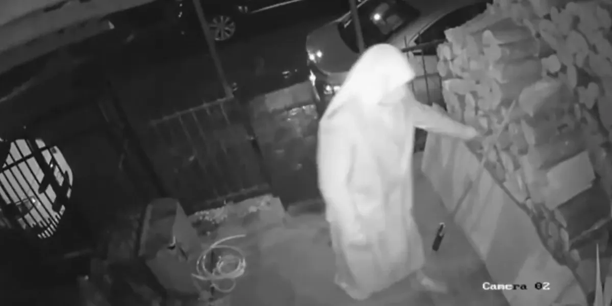 VIDEO. Hombre se disfraza de monja y entra a robar una casa