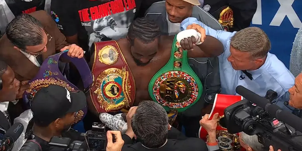 Crawford devuelve los cinturones a Canelo tras la pelea