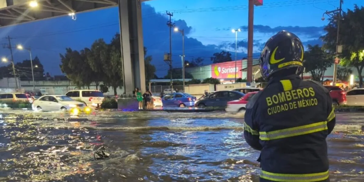 Fuertes lluvias en la CDMX provocan inundaciones en Iztapalapa y en la Línea A del Metro