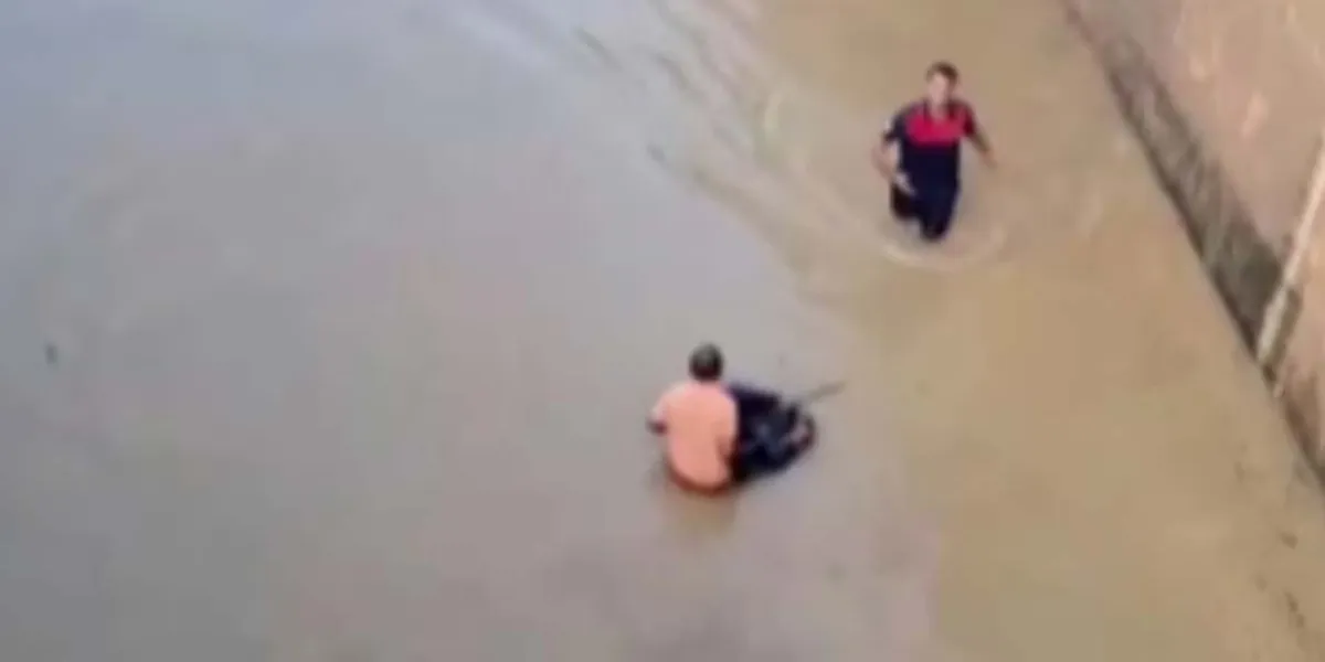A punto de morir ahogada, mujer en silla de ruedas es rescatada en inundación