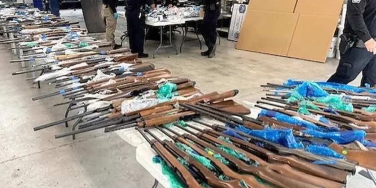 Detienen a dos hombres en Laredo, Texas, con 400 armas que iban a México