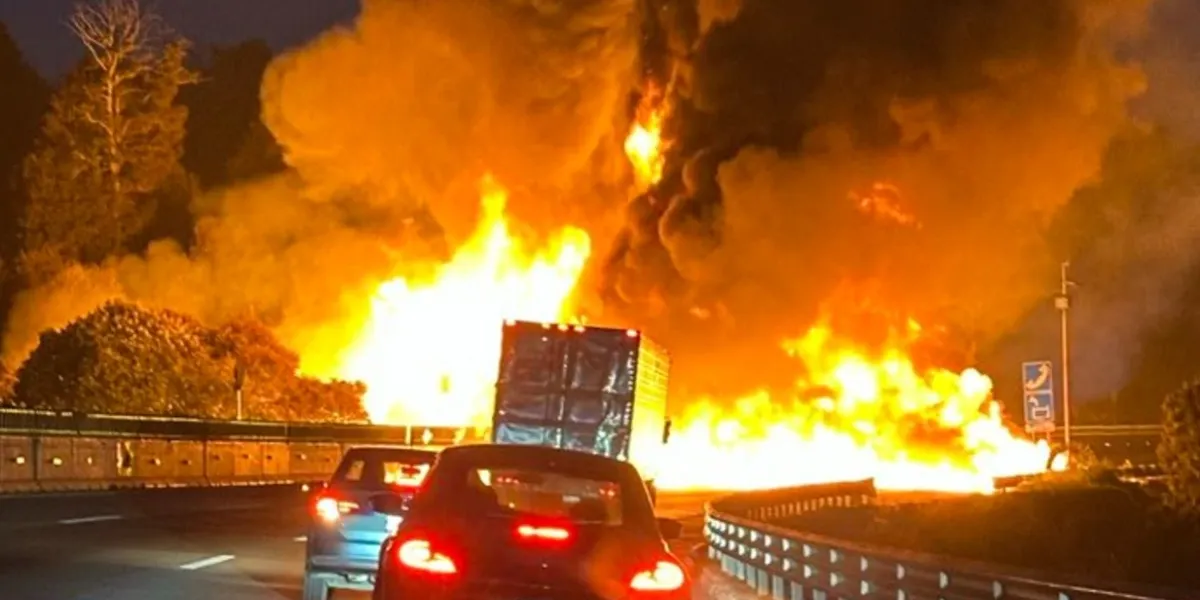 Cierre total en la México-Puebla por la volcadura e incendio de una pipa de combustible en Ixtapaluca