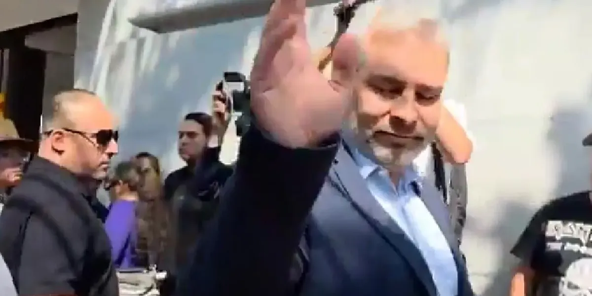 Gobernador Ramírez Bedolla es recibido con gritos y abucheos en el velorio del alcalde Carlos Manzo