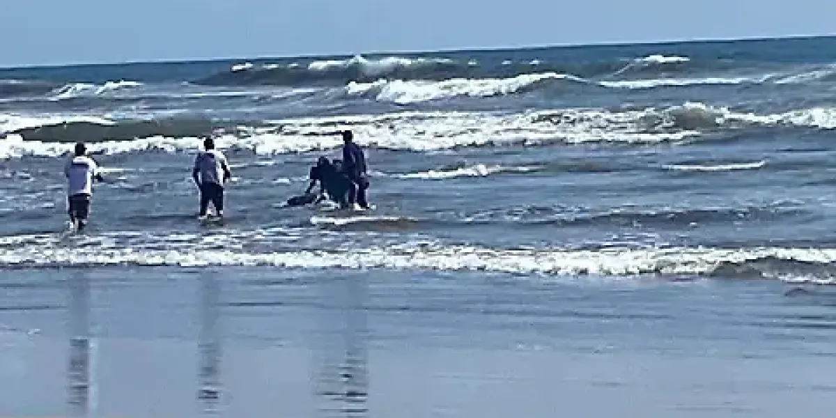 Estudiante del CETIS 34 desaparece arrastrado por el mar al intentar salvar a una compañera