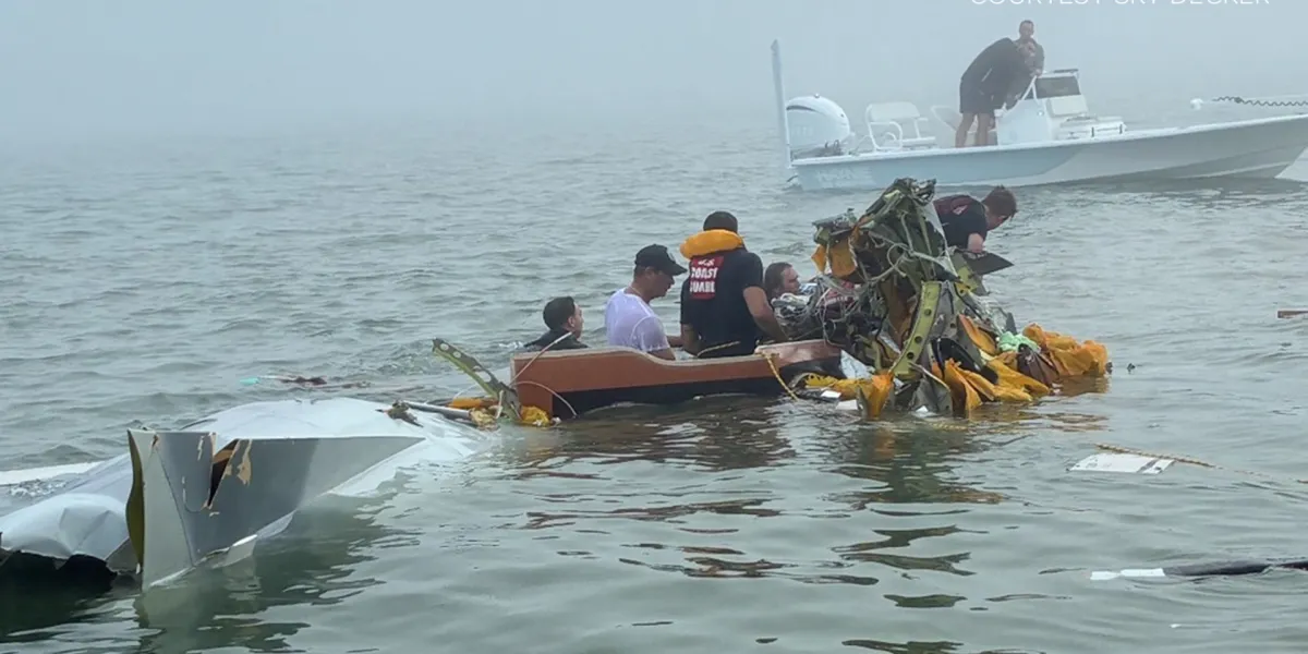 Avión de la Marina se desploma en Galveston con pacientes a bordo