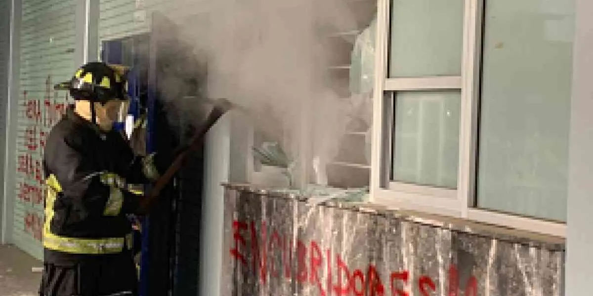 Reportan incendio en la Preparatoria 1 de la UNAM; bomberos atienden la emergencia