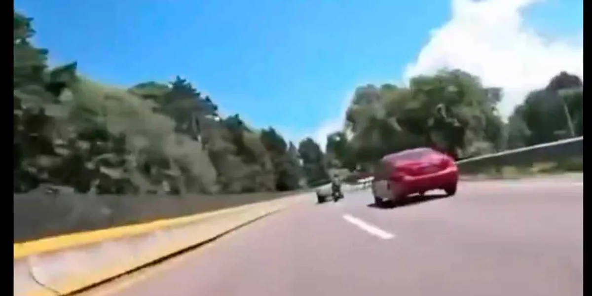 VIDEO. Motociclista juega a Rápidos y Furiosos en la autopista Cuernavaca–México y termina destrozado contra camioneta