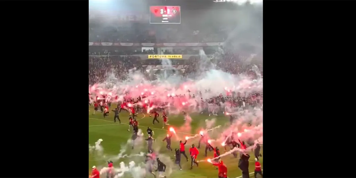 VIDEO. El derby de Praga termina en caos, aficionados invaden el campo y se enfrentan