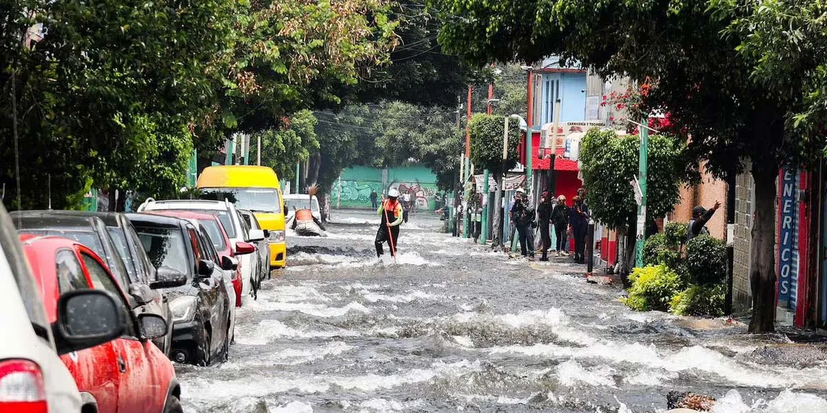 Caos en Iztapalapa: fuga de agua convierte calles en ríos en Culhuacán