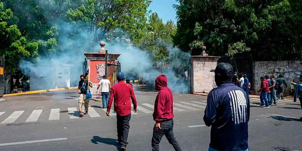 Habitantes de Sevina se enfrentan con antimotines en Casa Michoacán para exigir mayor seguridad