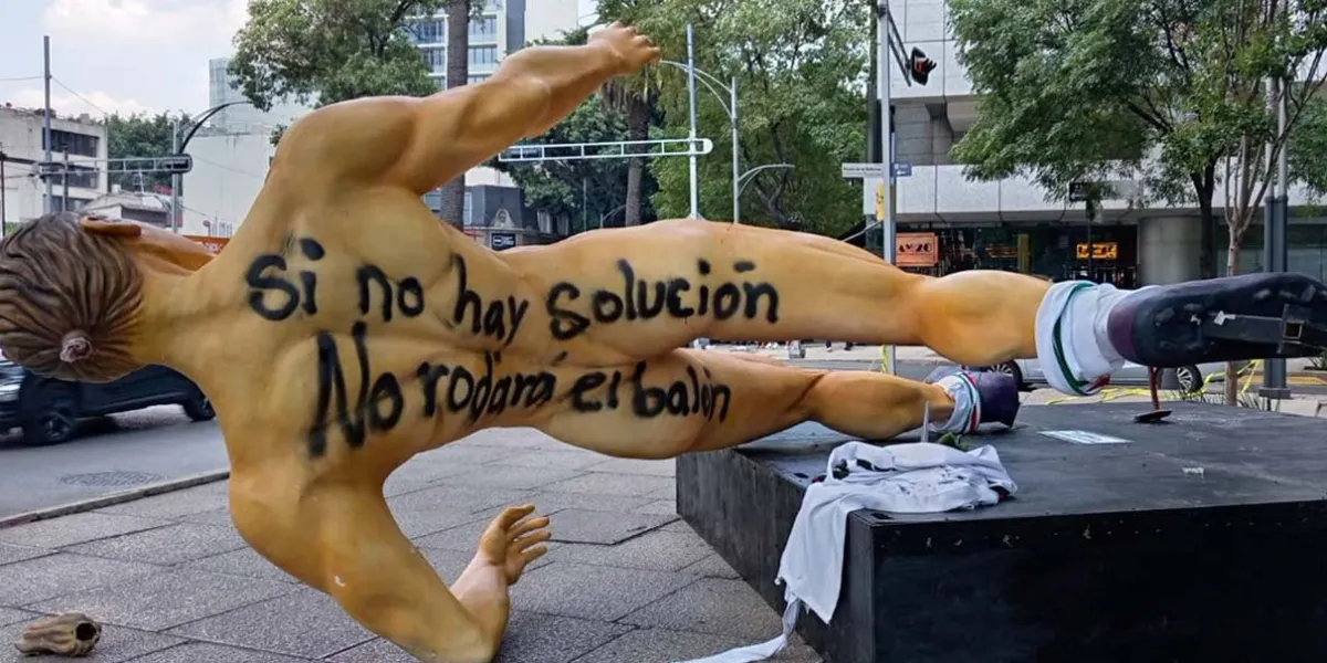CNTE en “modo hooligans”: vandaliza exposición del Mundial y exige audiencia con Sheinbaum