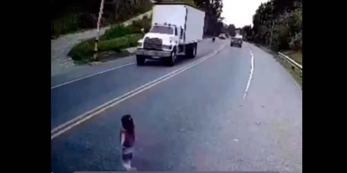 IMÁGENES SENSIBLES. Niña es atropellada dos veces y sobrevive 