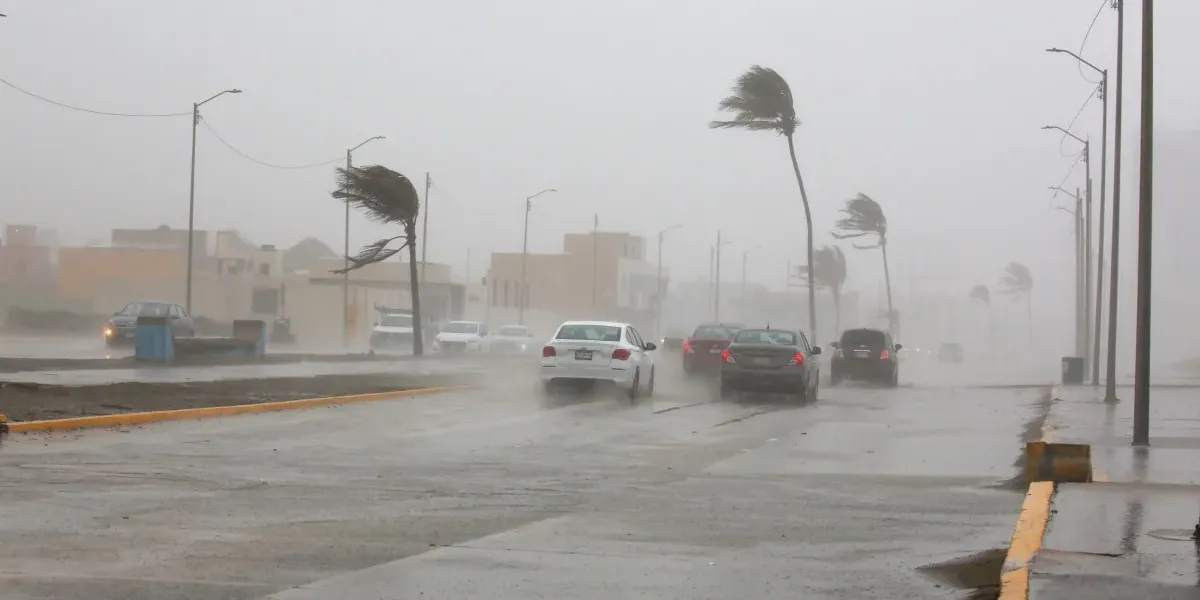 Lluvias torrenciales amenazan al sur mientras el norte soporta más de 40 grados