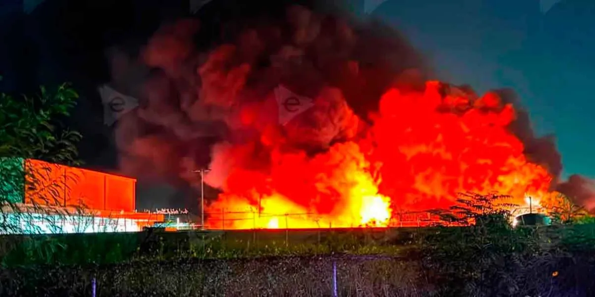 Tienditas se quedan sin Sabritas; incendio consume 57 vehículos de la empresa en Tamaulipas