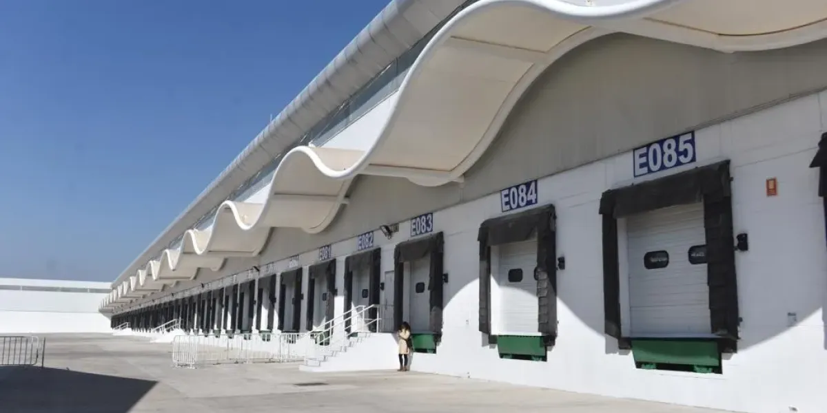La Megafarmacia de Birmex luce vacía y con accesos colapsados a tres años de su inauguración