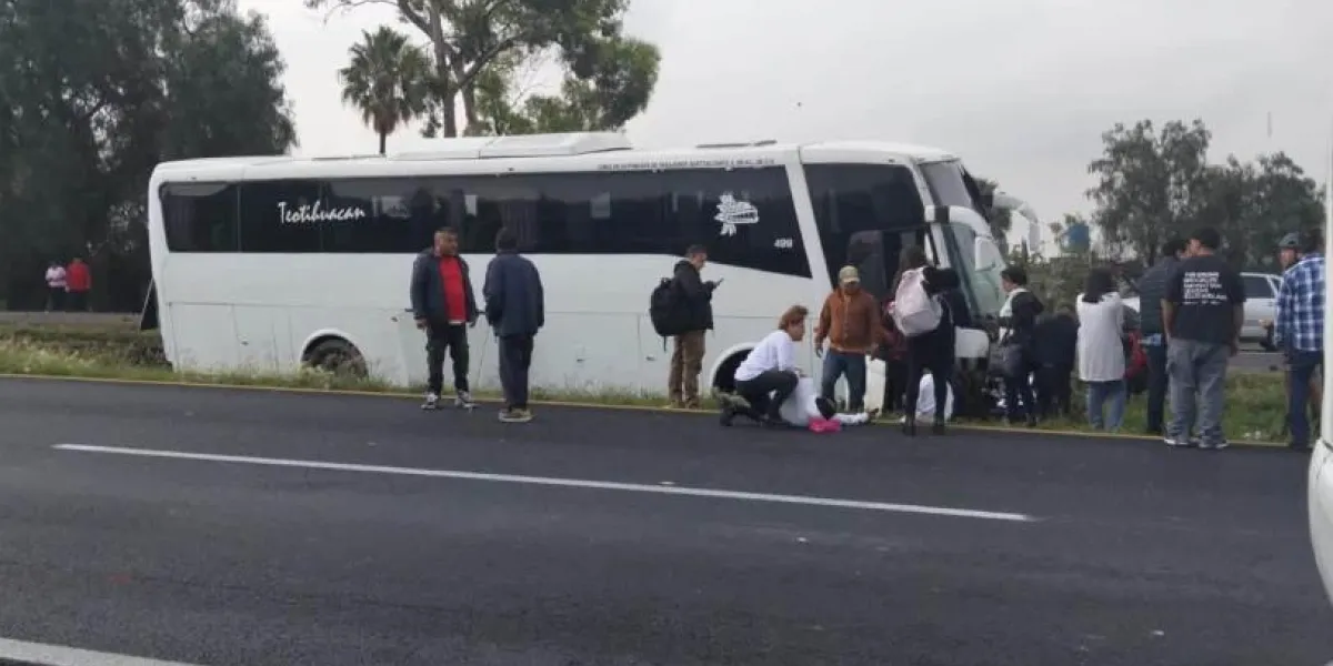 Unidad de pasajeros vuelca a la altura de Teotihuacán