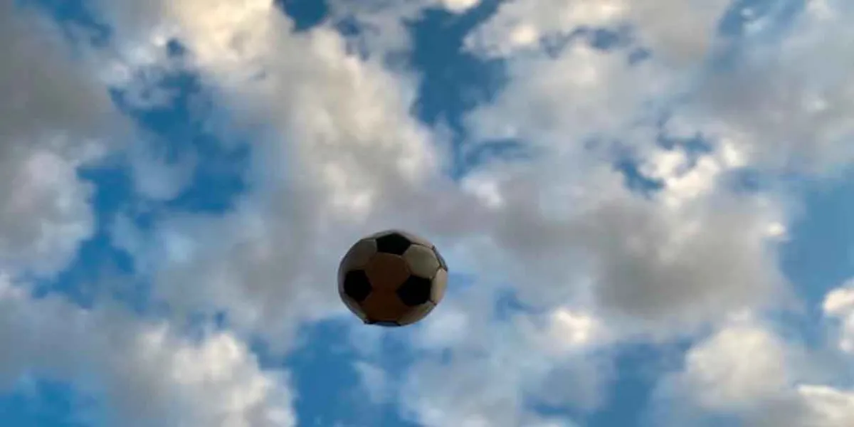 Balón sale de la cancha durante un partido y provoca fuerte choque 