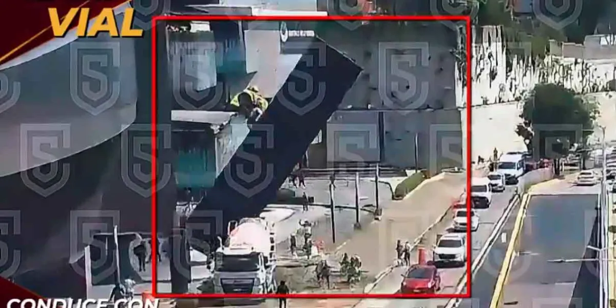VIDEO. Enorme anuncio espectacular cae en Paseo Interlomas sobre una camioneta y personas