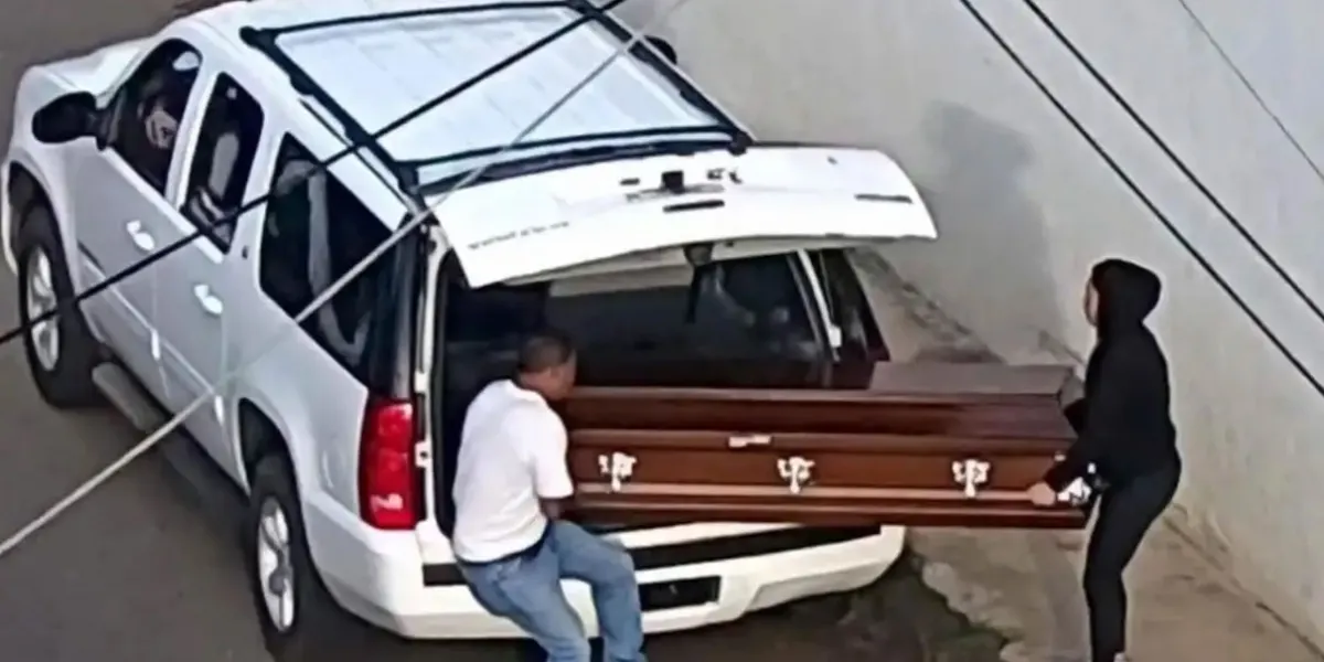 Abandonan ataúd con cadáver en plena calle de Uruapan, Michoacán. VIDEO