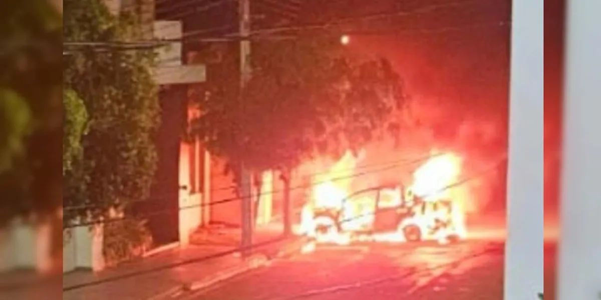Balaceras, vehículos incendiados y ataques a casas golpean Culiacán