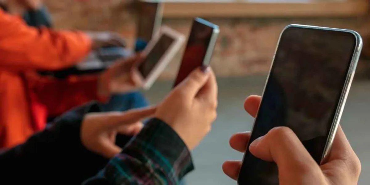 A partir del 3 de noviembre cero celulares en clases de primaria  y secundaria 