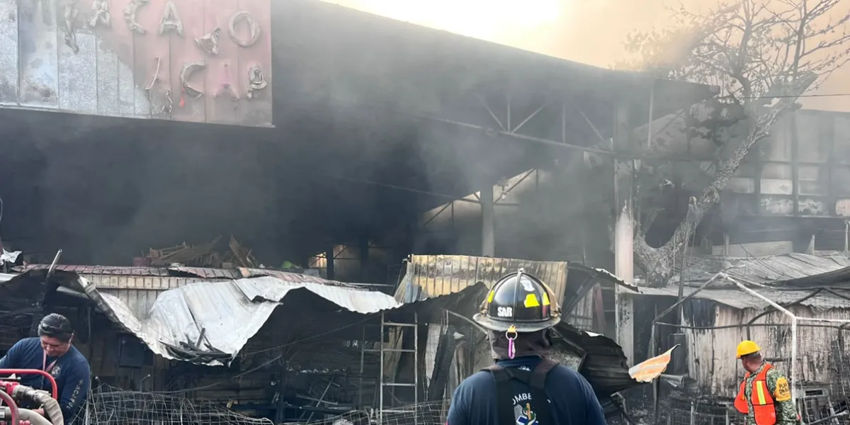 Voraz incendio consume 90 locales del Mercado Central de Acapulco
