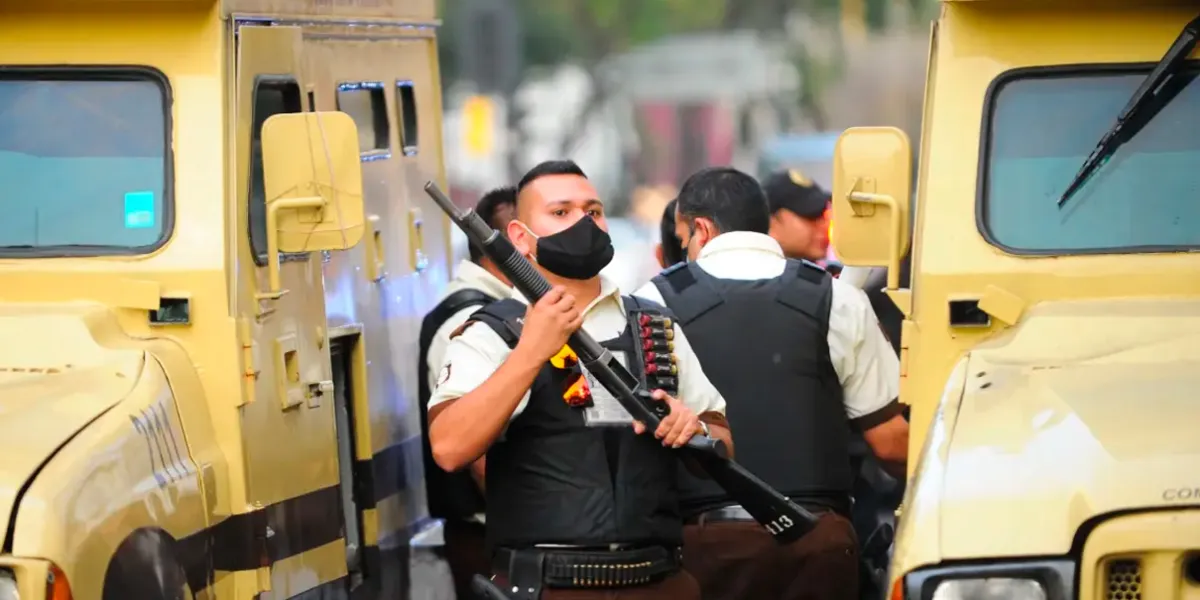 Asaltan camioneta de valores en la Del Valle; roban unos 5 mdp