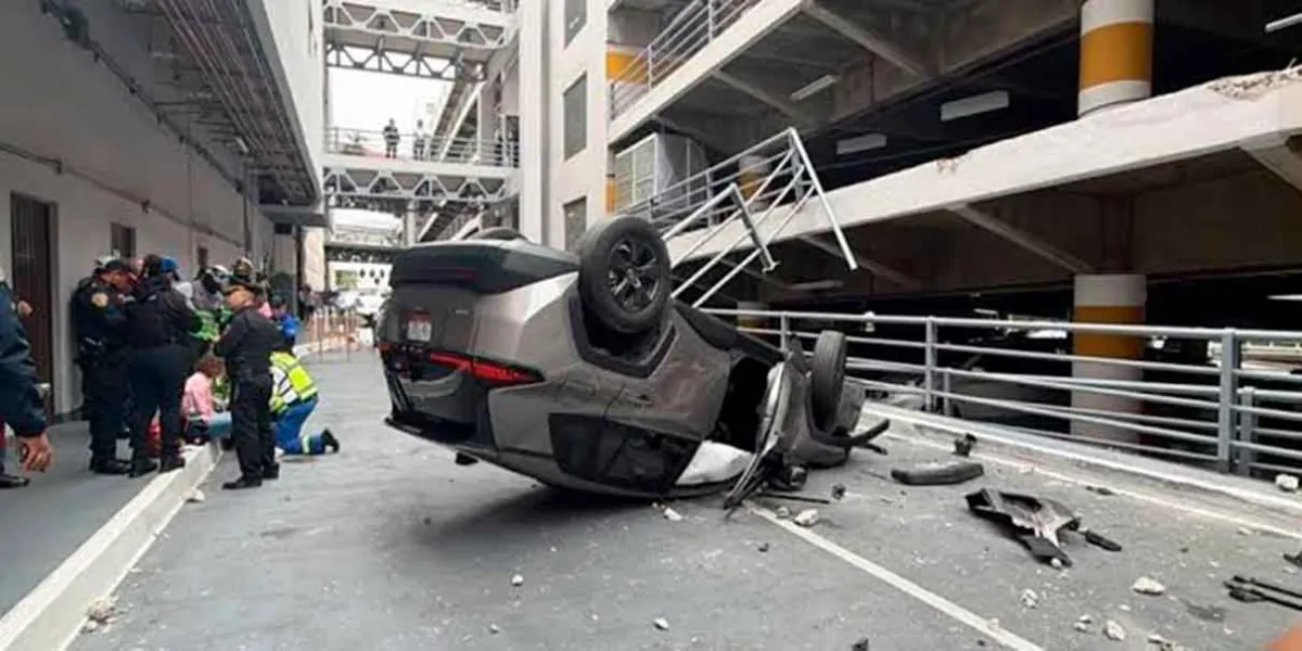 Auto cae en Galerías Coapa: qué se sabe de la barrera de protección