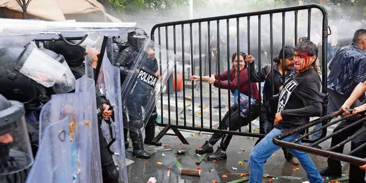 Con gas lacrimógeno y chorros de agua dispersan protesta por agua contaminada en Guadalajara. VIDEOS