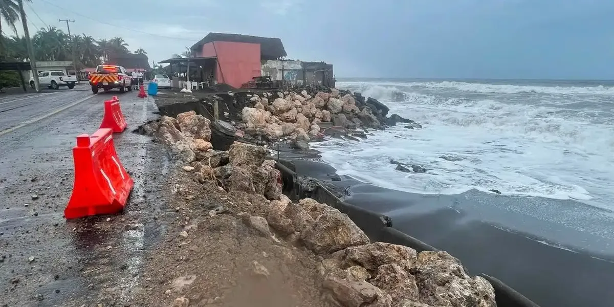 Impacto de "Rachel" en Baja California deja autos varados, rescates y alerta por el huracán "Simon"