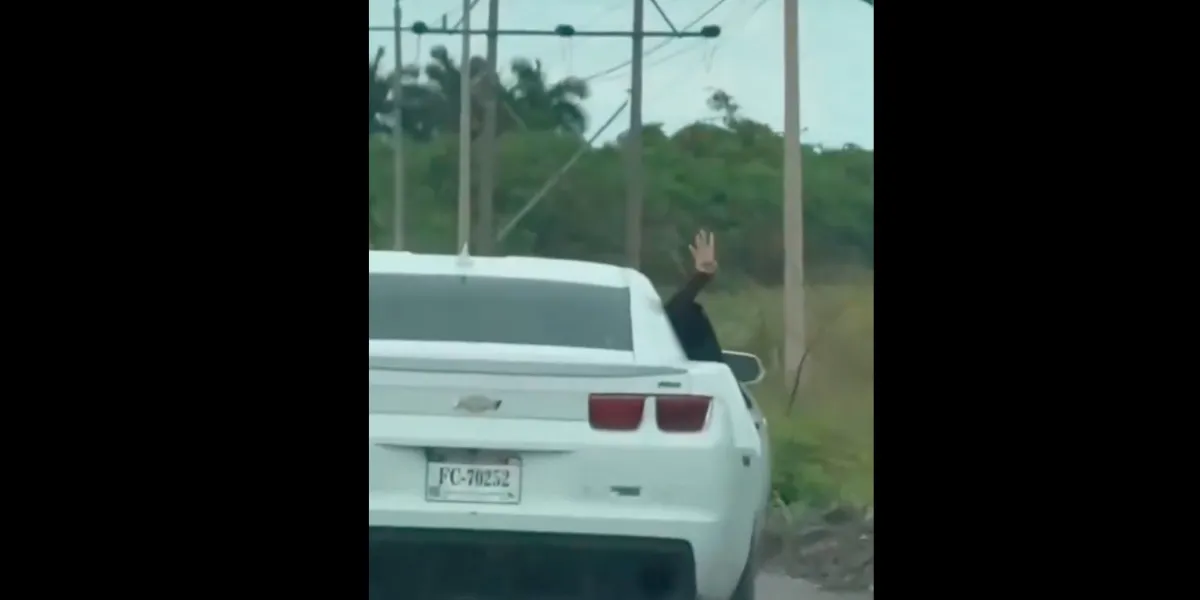 Jovencita pide auxilio con señal de mano dentro de auto y detienen a su pareja. VIDEO