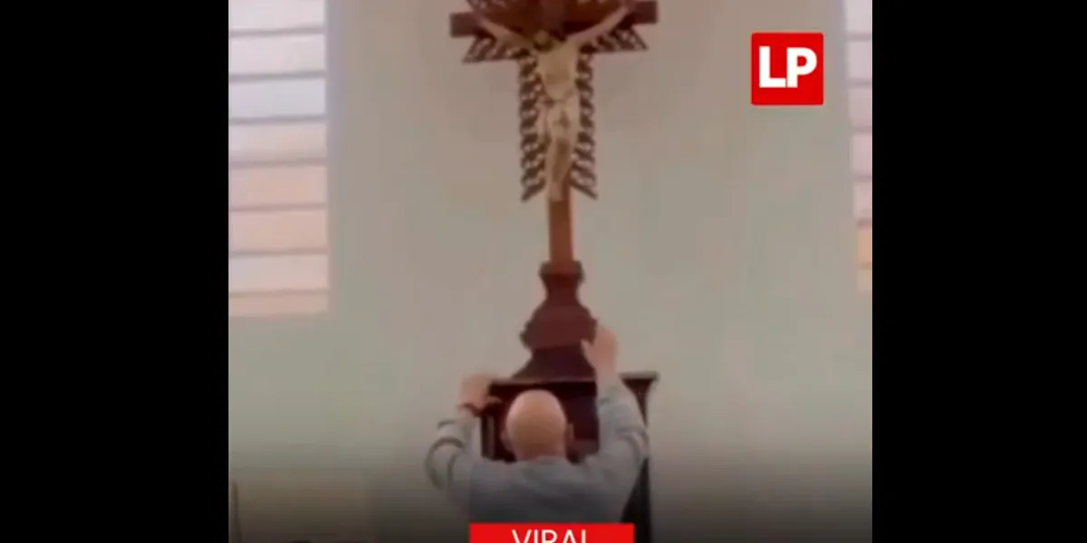 Otro sacerdote es víctima de una cruz de madera. VIDEO
