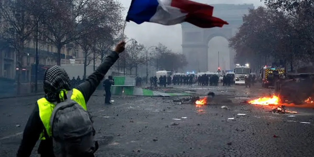 Emmanuel Macron condena violentos disturbios en Francia y promete mano dura contra saqueadores