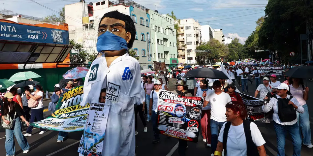 Sheinbaum descarta destitución de Zoé Robledo pese a protestas en el IMSS