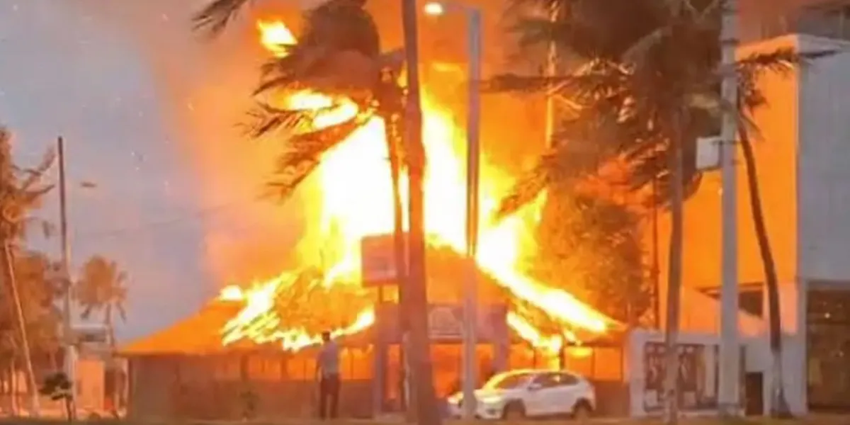 Voraz incendio arrasa restaurante Villa Rica Express en Boca del Río, Veracruz
