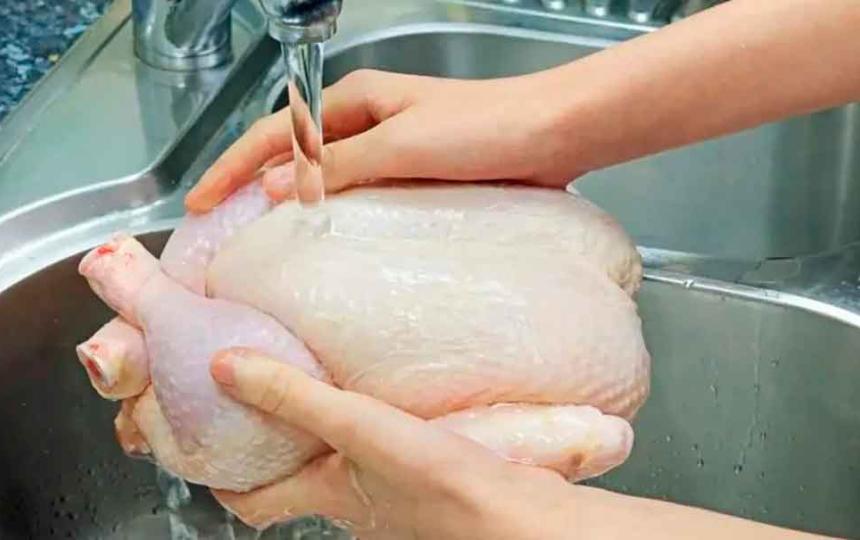 Por qué lavar el pollo crudo incrementa el riesgo de contraer Síndrome de Guillain-Barré
