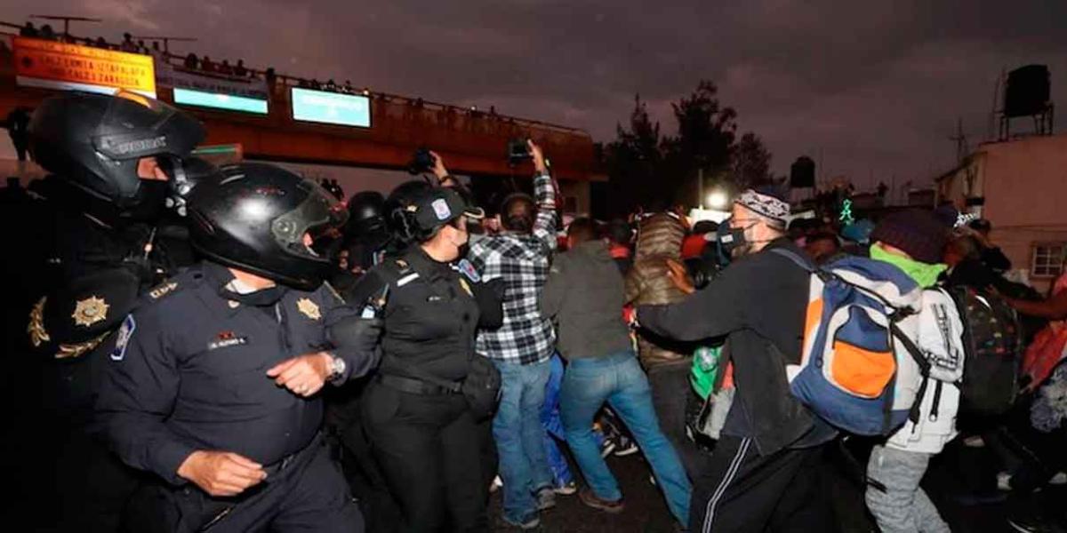 ENFRENTAMIENTO entre MIGRANTES y POLICÍAS en la México-Puebla