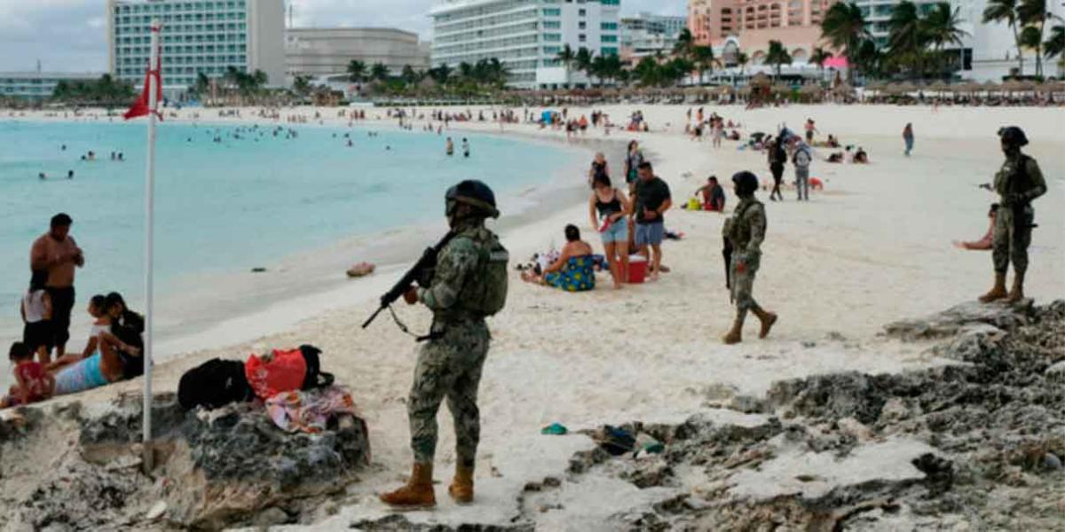 VIDEO. TURISTAS Y TRABAJADORES quedan ATRAPADOS EN BALACERA en Cancún 