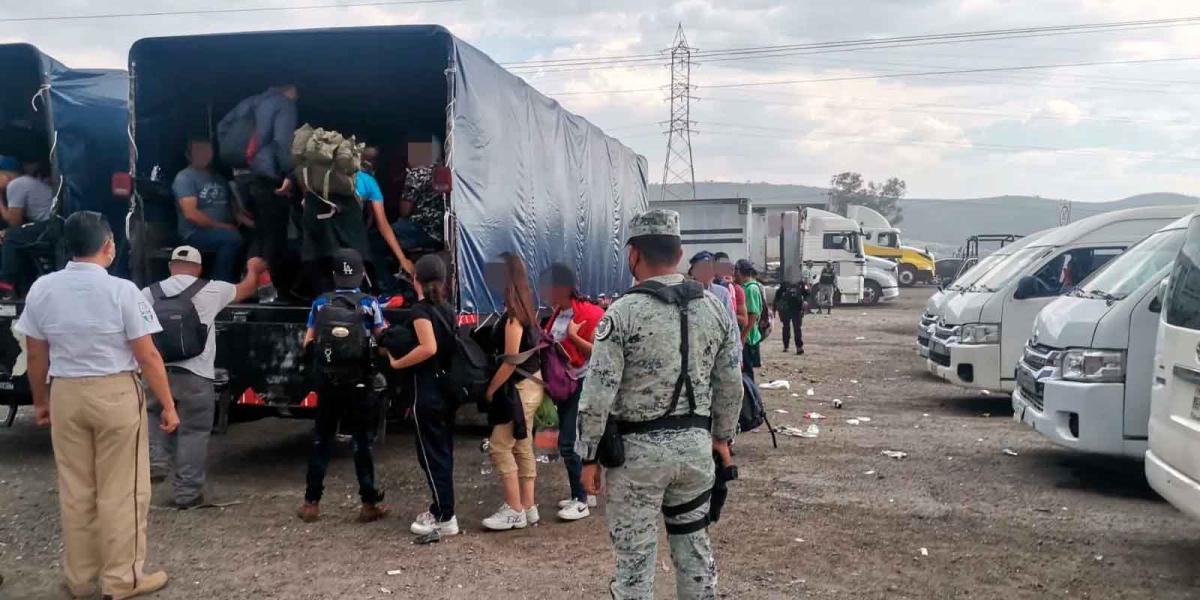 INM localiza a 330 migrantes y detienen a 19 traficantes en autopista Puebla-Orizaba