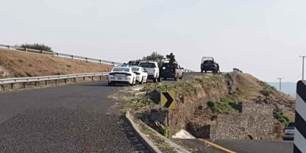 Hallan los cuerpos de 6 hombres al interior de una camioneta en Michoacán; presentaban disparos de arma de fuego
