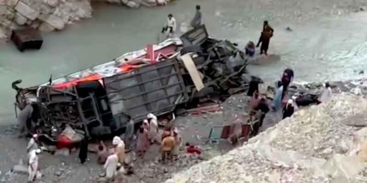 Autobús de pasajeros cayó a un barranco, deja al menos 19 muertos en Pakistán