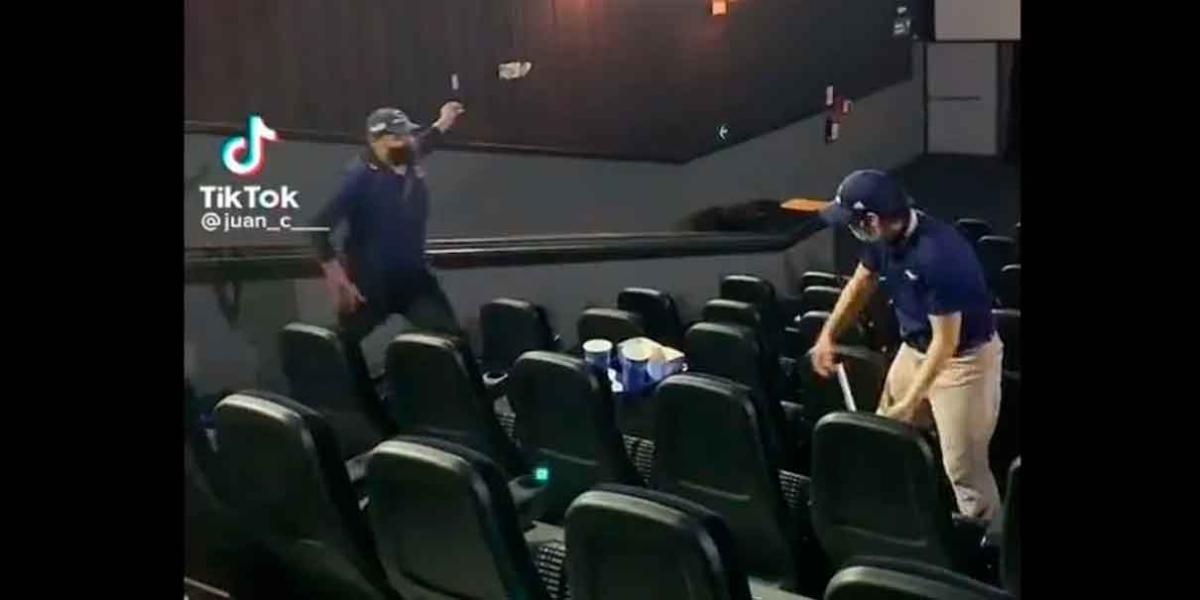 Trabajador hace volar una caja de palomitas en sala de cine ¿qué fue lo que pasó?