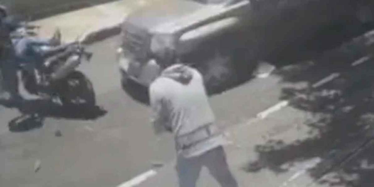 VIDEO. Tras robarle 100 mil pesos, conductor arrolla a ladrones en el AICM