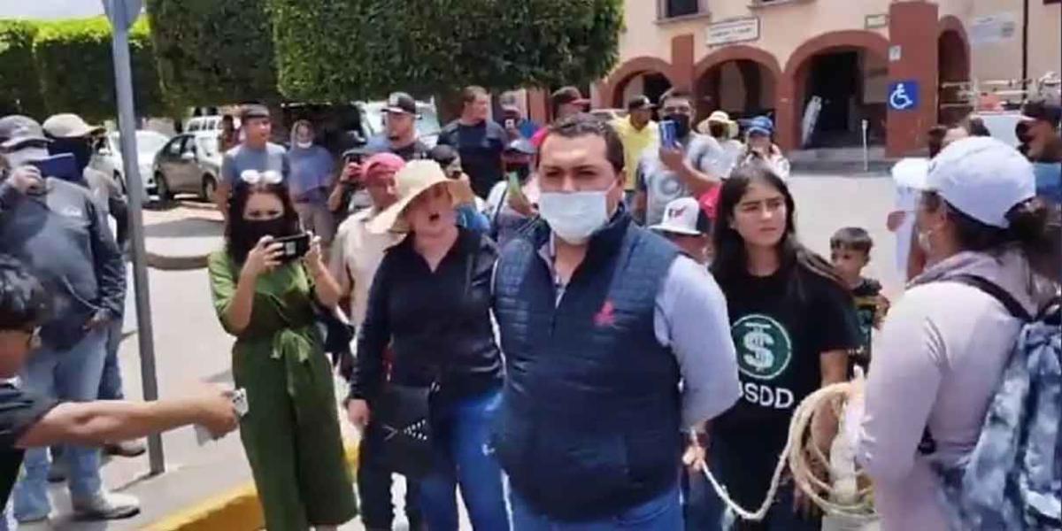 En Huimilpan, Querétaro pobladores amarran y ‘pasean’ a secretario de Gobierno