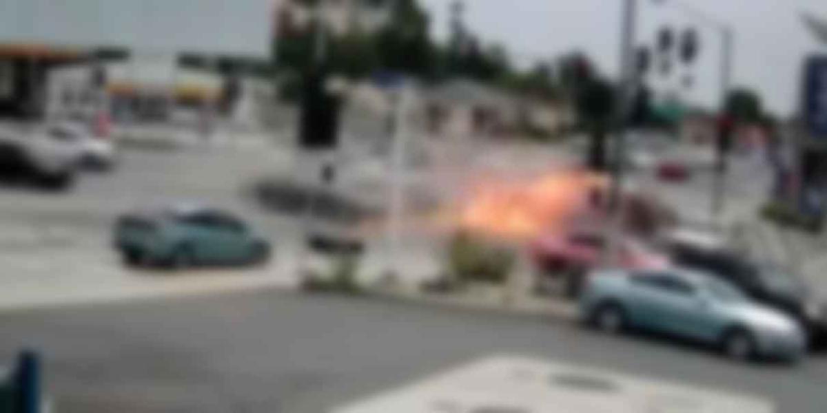 VIDEO. Deja 5 muertos Mercedes-Benz que se pasó el alto, chocó y se incendió