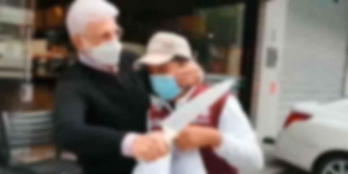 VIDEO. Reacción VIOLENTA del padre del alcalde Mauricio Tabe, AMENAZÓ CON CUCHILLO a verificador por CLAUSURAR SU TAQUERÍA en la CdMx